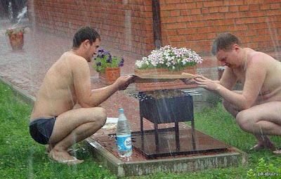 Lustiges Männer Bild - Grillen bei Regen