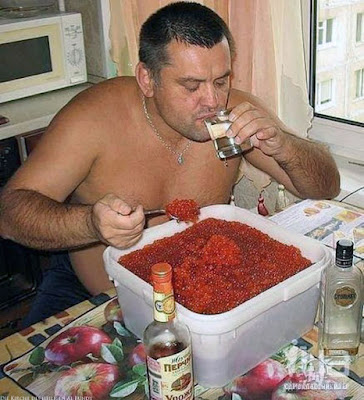 Lustiges Männer Frühstück - Wodka mit Kaviar Lustiges Männer Frühstück - Wodka mit Kaviar