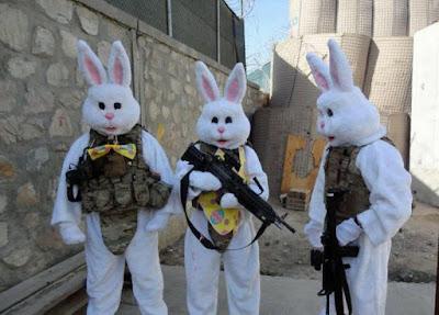 Lustiges Soldaten Bild zu Ostern bewaffnete Osterhasen im Krisengebiet