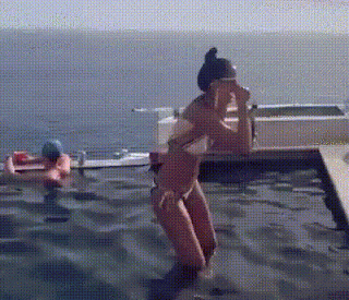 Männer spielen mit ihrem Bauchnabel im Urlaub - Pool