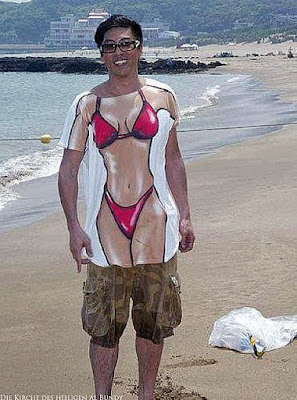 Mann am Strand mit lustigem Tussi T-Shirt