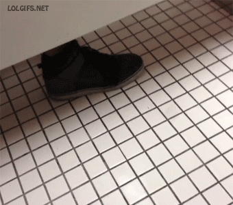 Mann lustig auf Klo ärgern - Schuh nass machen