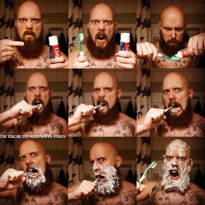 Mann mit Bart und Glatze beim Zähne putzen extrem lustig