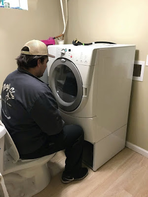 Mann schaut fern mit Waschmaschine - Haushalt lustig