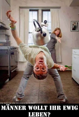 Mann und Frau streiten sich lustige Bilder Küchenutensilien fliegen