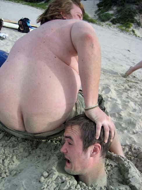 Mega lustige Männer spielen am Strand