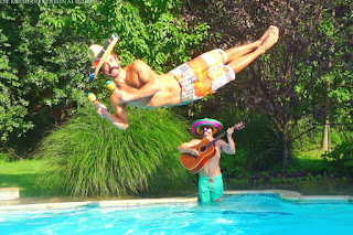 Mexikanischer Bart und Sombrero - Zwei Männer lustig im Pool