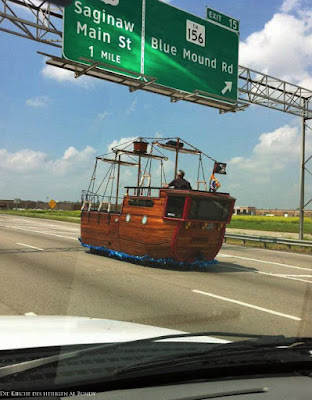 Mit dem Piratenschiff auf der Autobahn fahren - witziges Auto zum lachen