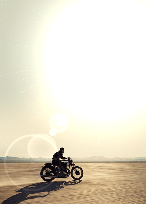 Motorrad fährt schnell durch Wüste