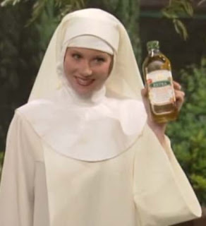 Kelly Bundy als Nonne im Werbespot