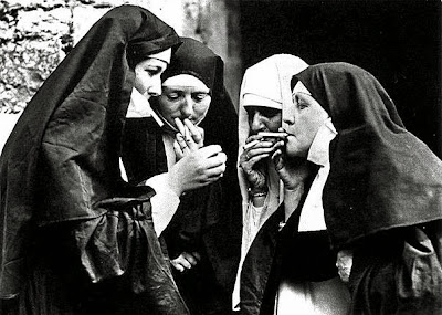 Nonnen beim rauchen lustig - Der Herr qualmt mit