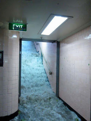 Notausgang auf Arbeit überschwemmt lustig - Hochwasser im Gebäude
