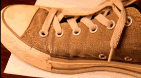 Optische Täuschung Schuh ist nur aufgemalt