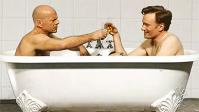 Prominente Männer in Badewanne lustig