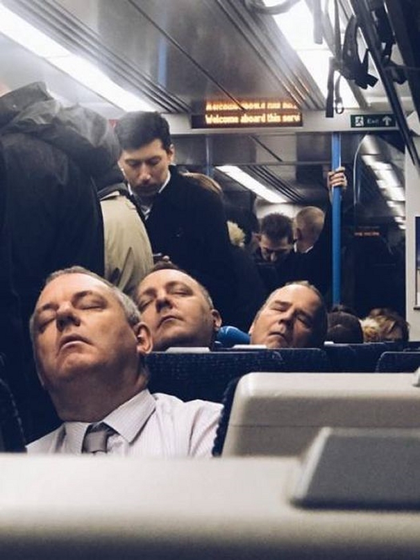 Nach einem anstrengenden Tag - schlafende Doppelgänger im Zug