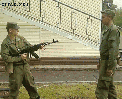 Soldaten lustige Selbstverteidigungs Technik - Waffe entladen mit Fuss