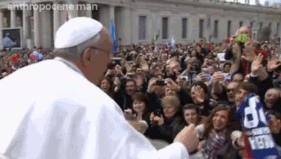 Spass Bilder Papst küsst Baby witzig auf Petersplatz