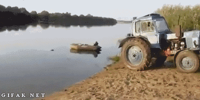 Traktor fischt Auto aus See witzig