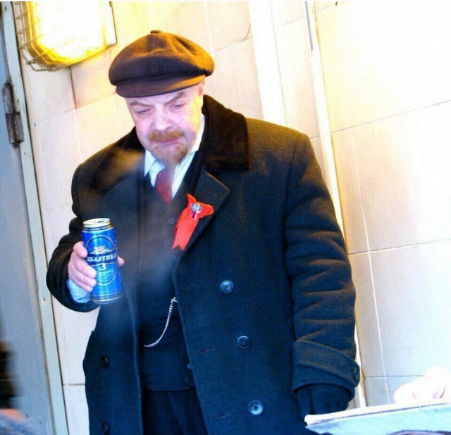 Vladimir Ilyich Lenin trinkt Dosenbier