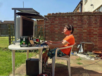 Witzige Sommerbilder zum lachen - Computer im Sommer Garten lustig