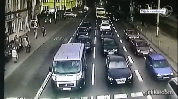 Witziger Unfall an Stauende - Bus schiebt Autos zur Seite