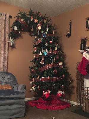 Zu großer Weihnachtsbaum im Wohnzimmer witzig