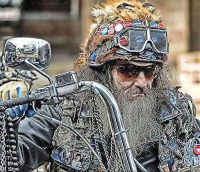 Alter Rocker mit langem Vollbart auf Motorrad