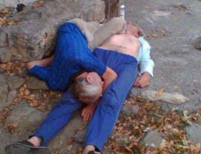 alte besoffene Männer schlafen lustig