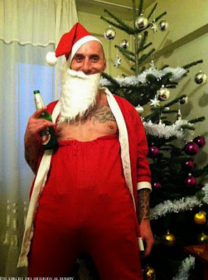 besoffener Weihnachtsmann vor Tannenbaum Spassbilder besoffener Weihnachtsmann vor Tannenbaum Spassbilder