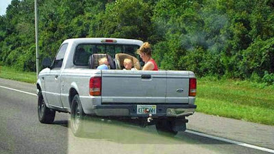 dumme Familien Bilder - Auto Ausflug über die Autobahn