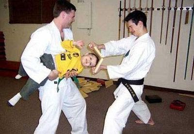Lustige Familien Bilder - Karate Kind