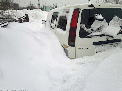 Eingeschneites Auto im Winter lustiges Bild