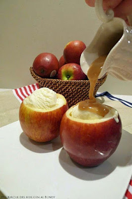 leckeres heißes Dessert aus Apfel mit Soße leckeres heißes Dessert aus Apfel mit Soße